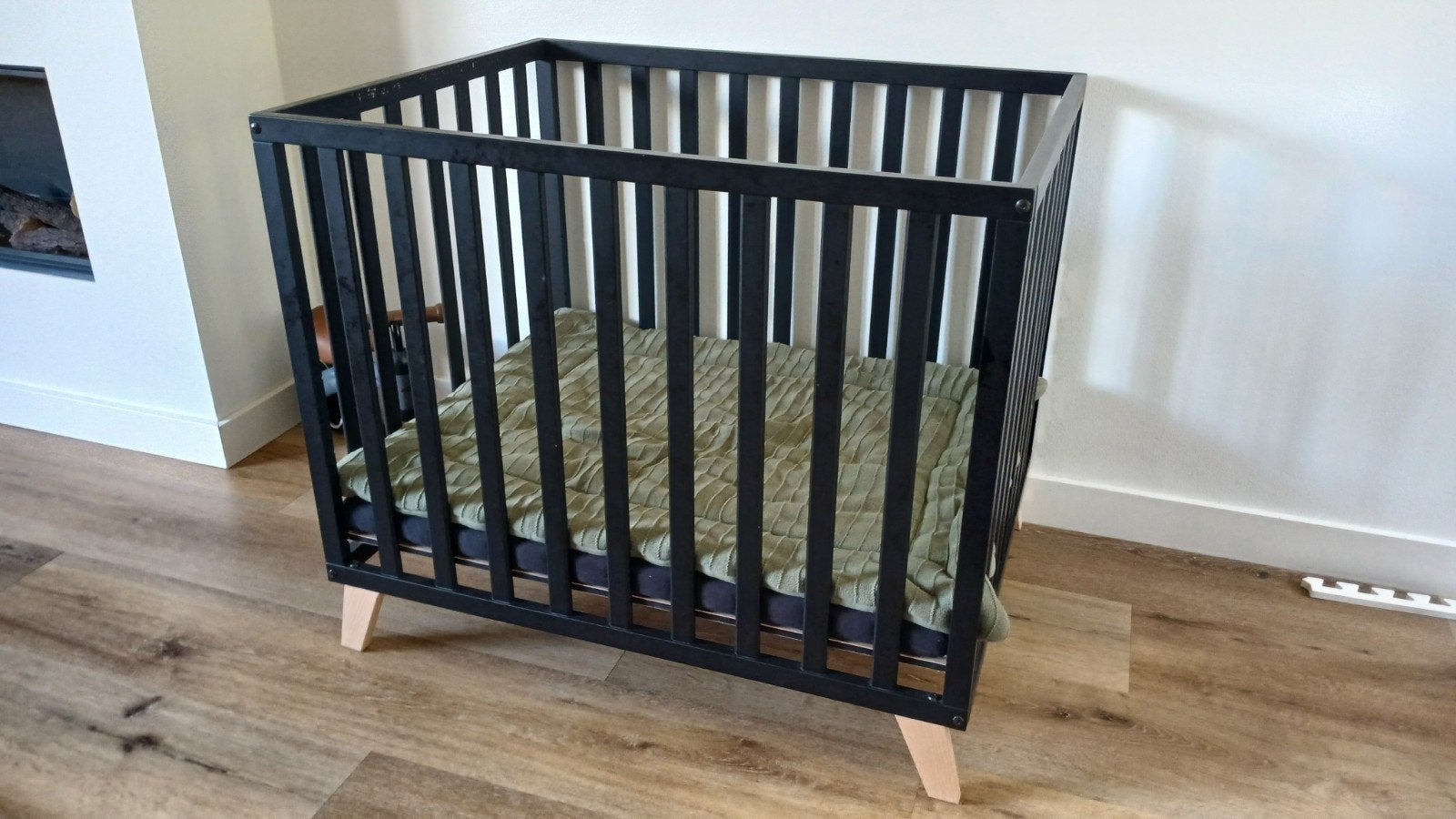Quax box zwart met houten poten, incl. matras en boxkleed, Ophalen, Gebruikt, Rechthoekig, Boxkleed