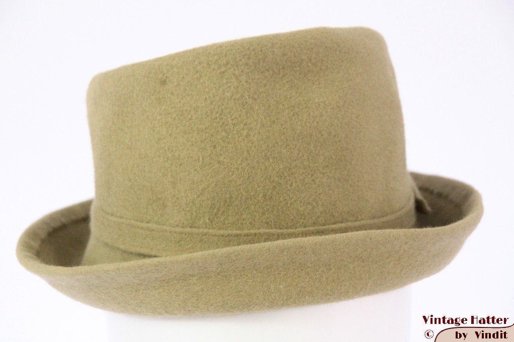 Vintage Dameshoed groenig beige 55 = S tot XS a-symmetrisch