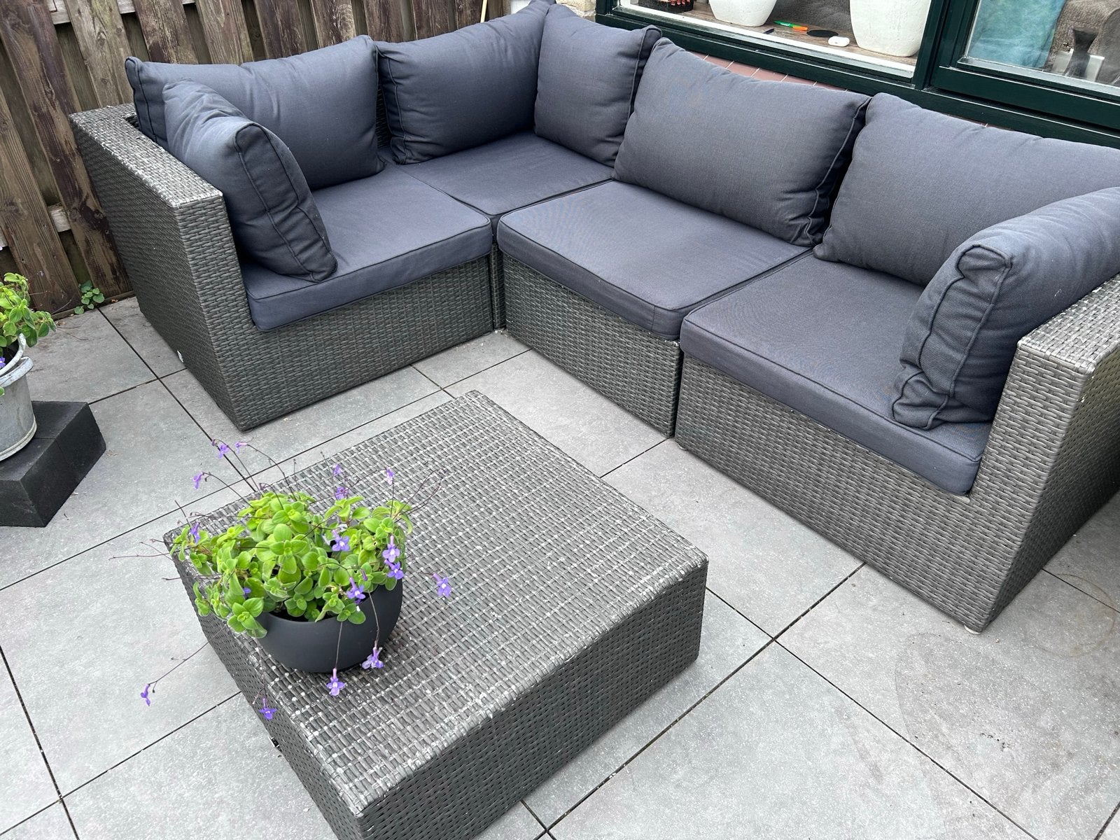 Grijze Wicker Loungeset met Kussens en Bijzettafel, Ophalen, 5 zitplaatsen, Gebruikt, Loungeset