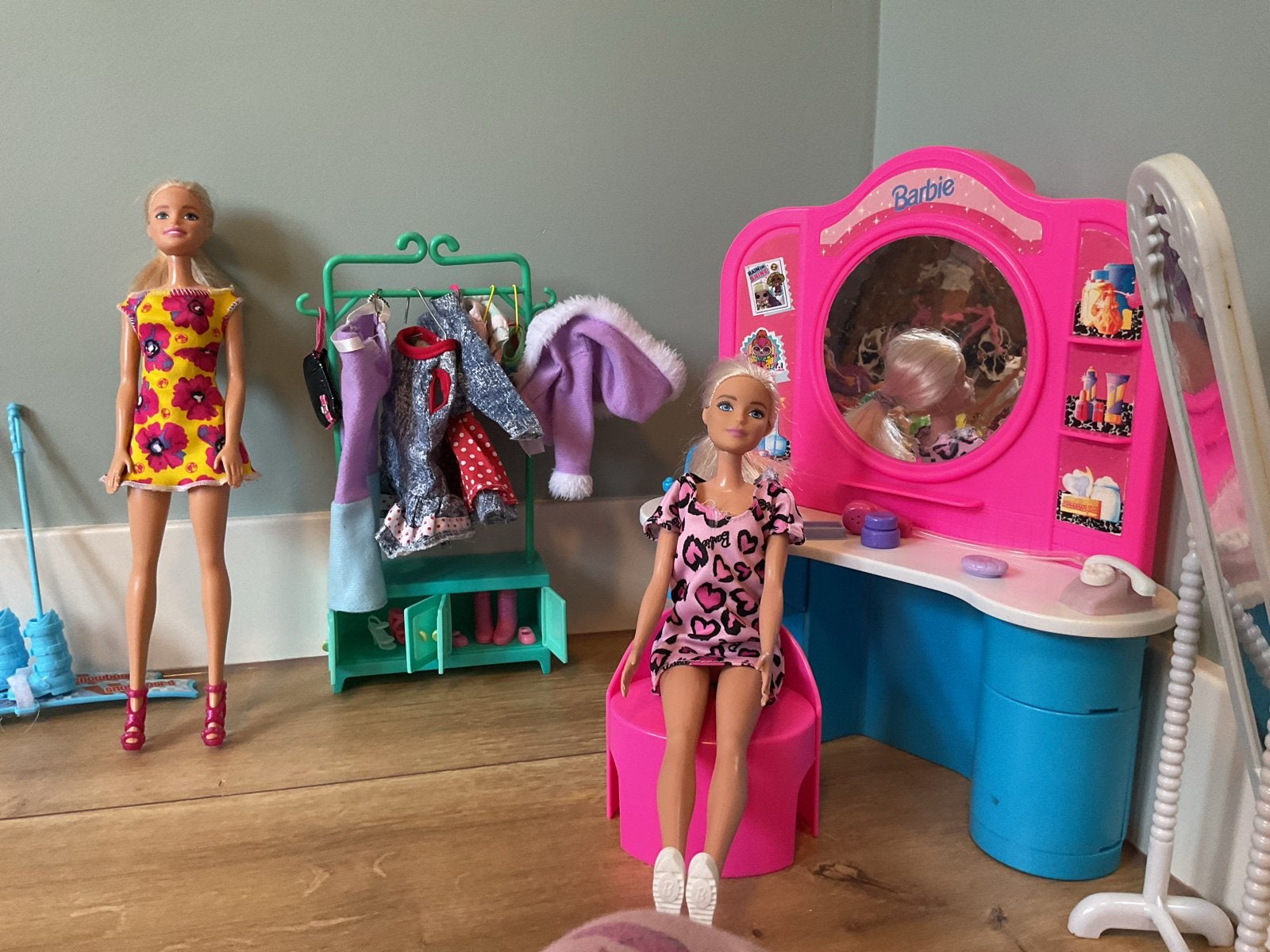 Barbie kaptafel en kledingrek, Ophalen, Gebruikt, Barbie