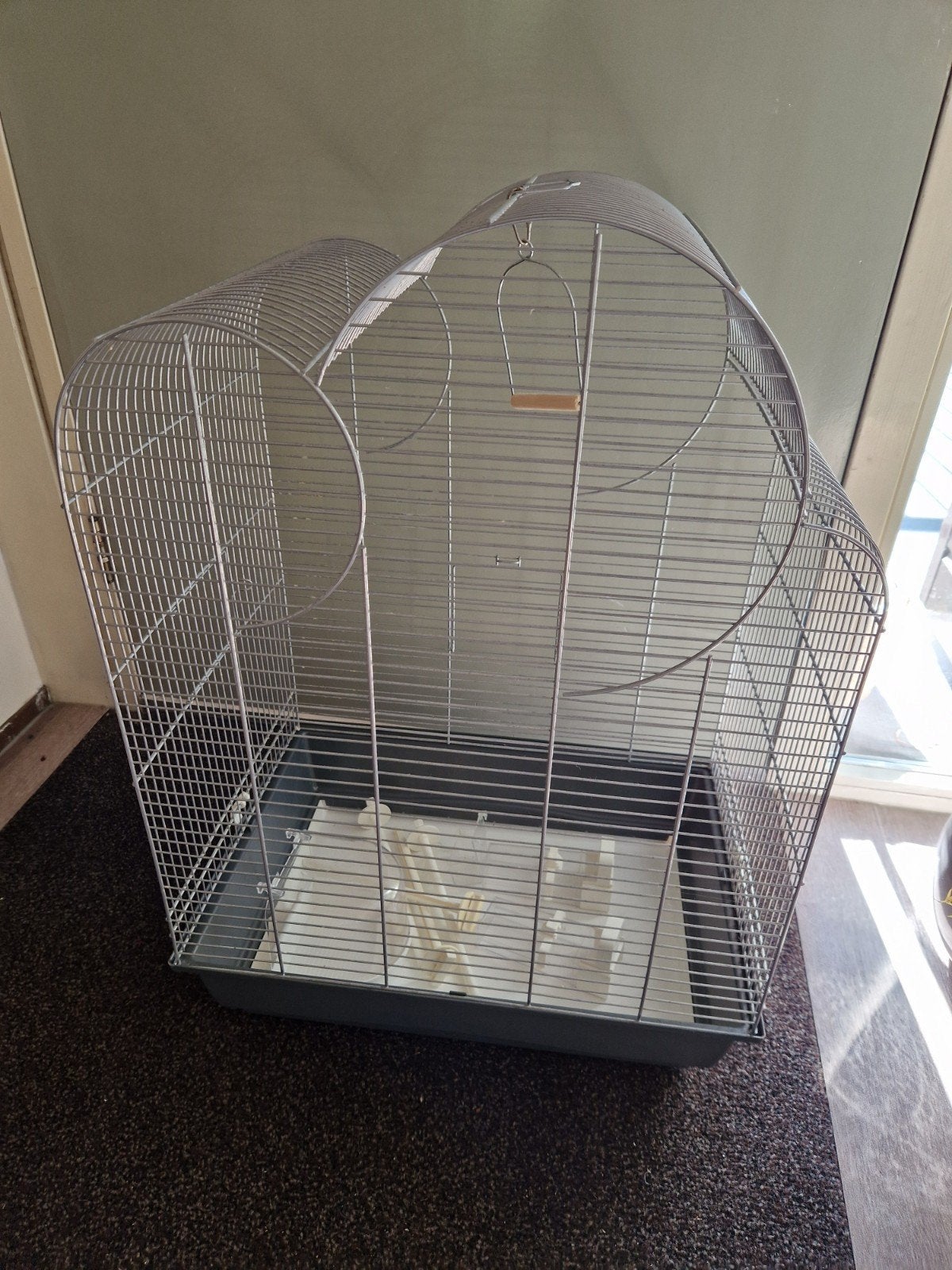 goed onderhouden vogelkooi met stokken, voerbakjes en bad, Ophalen, Zo goed als nieuw, Metaal, Vogelkooi
