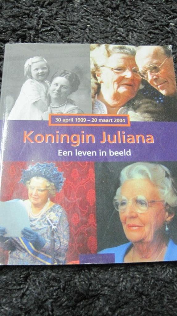 Koningin Juliana - Een leven in beeld, Ophalen of Verzenden, Zo goed als nieuw, Nederland, Tijdschrift of Boek