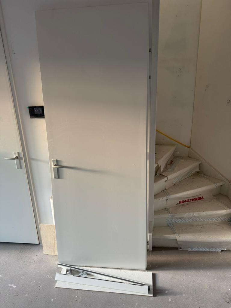 Opdekdeur svedex linksdraaiend, Ophalen, Zo goed als nieuw, Binnendeur, 215 cm of meer
