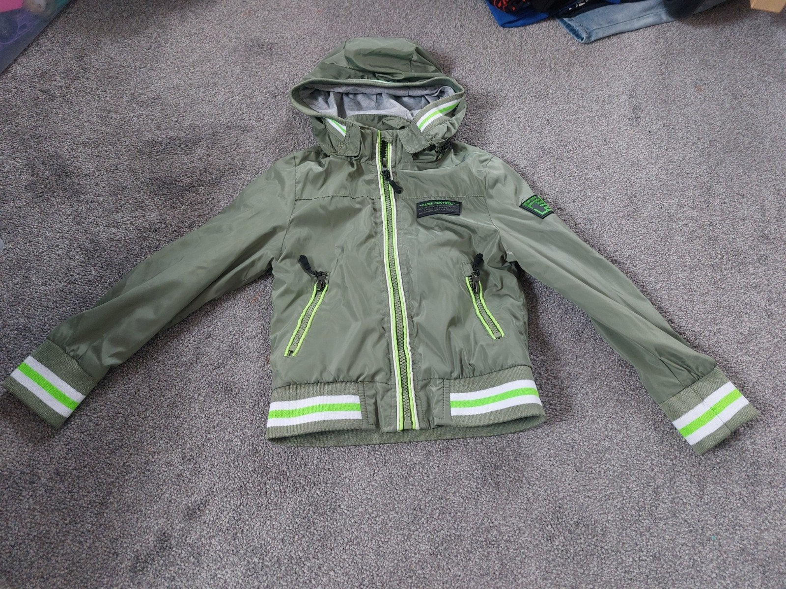 Groene zomerjas maat 116-122 met afritsbare capuchon, Kinderen en Baby's, Kinderkleding | Maat 116, Ophalen of Verzenden, Zo goed als nieuw