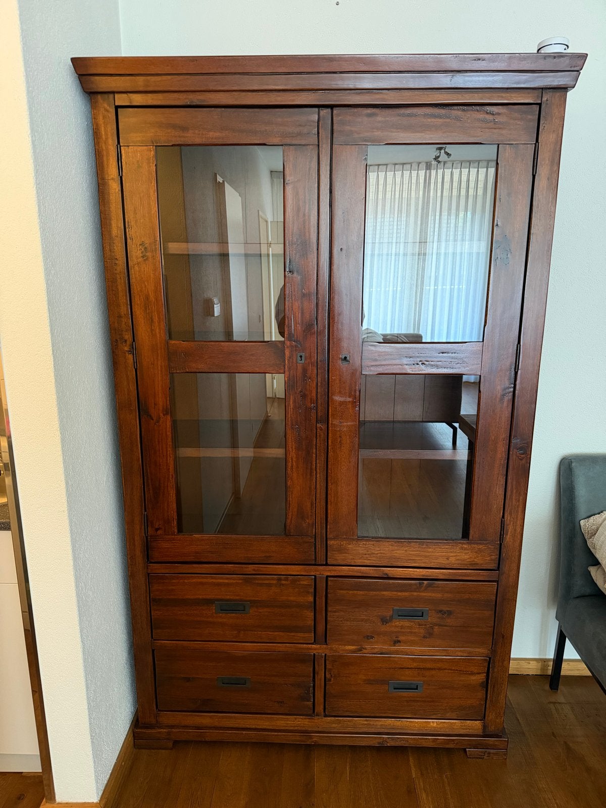Houten vitrinekast met glazen deuren en lades, Ophalen, Gebruikt, 50 tot 100 cm, Met lade(s)