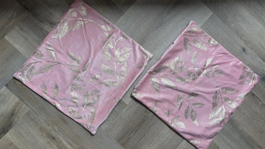 2 Kussenhoesjes roze en goud 45x45cm (velours)., Ophalen of Verzenden, Zo goed als nieuw, Roze, Vierkant