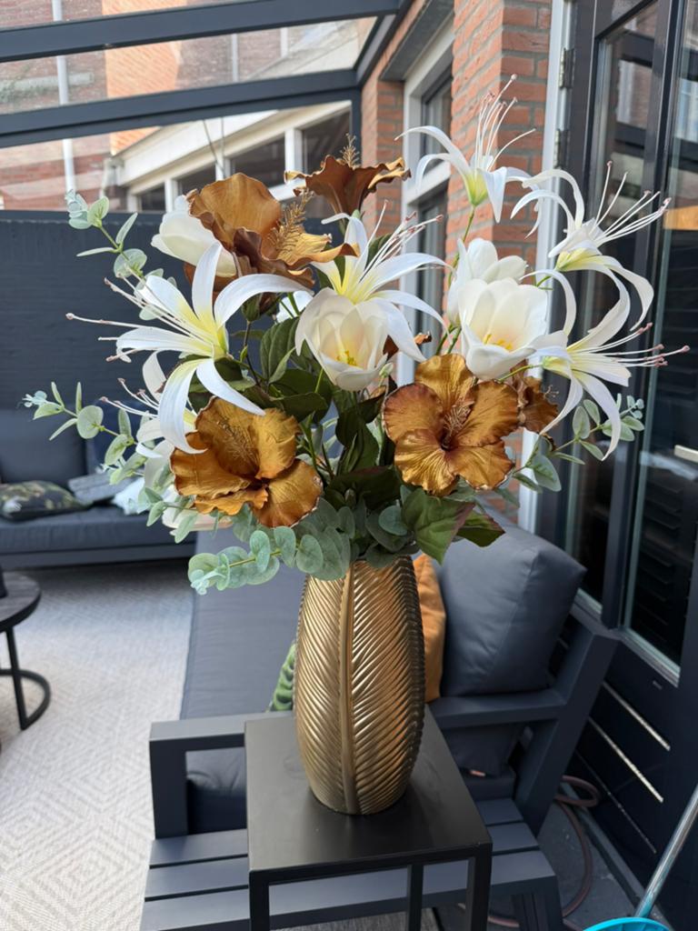 Mooi kunstbloemen boeket in goudkleurige vaas + zuil, Ophalen