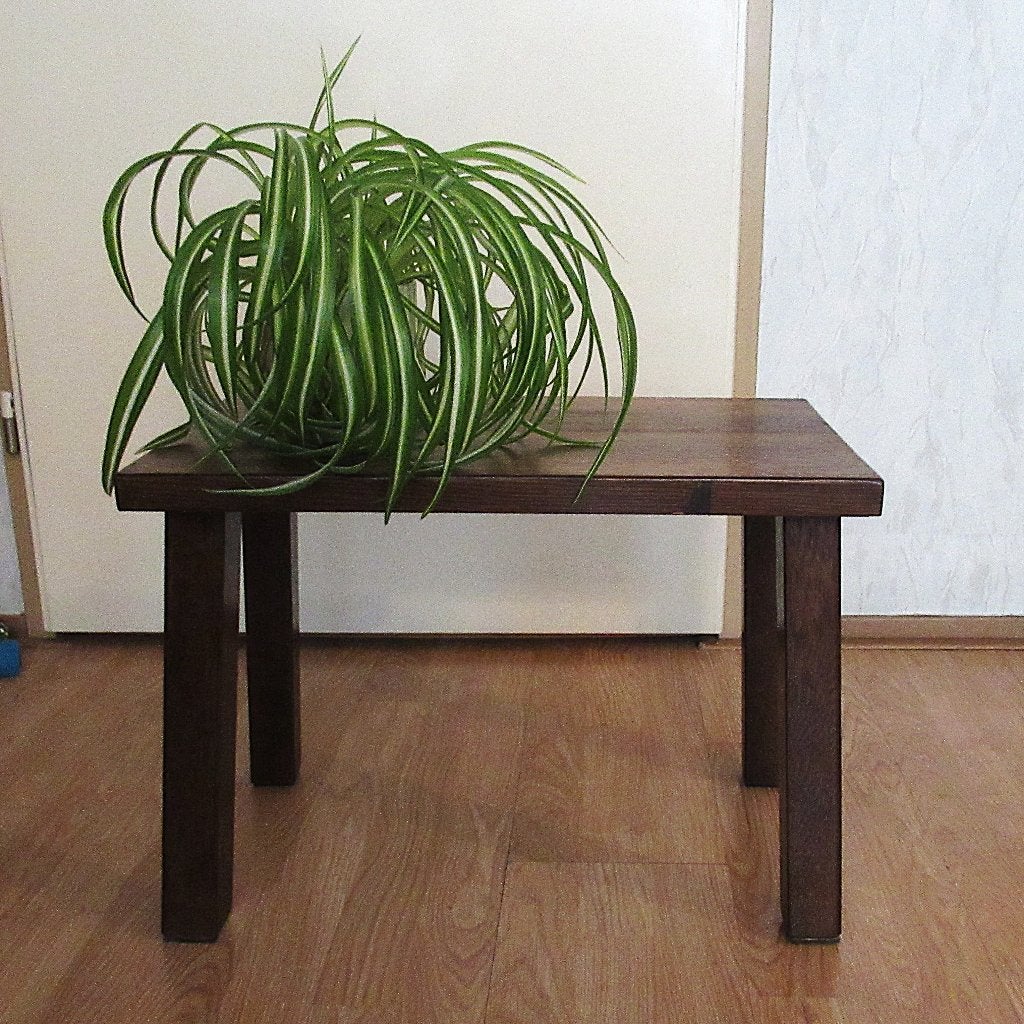 Massief houten bijzettafeltje., Huis en Inrichting, Tafels | Bijzettafels, Ophalen, Rond, Minder dan 55 cm, Minder dan 45 cm