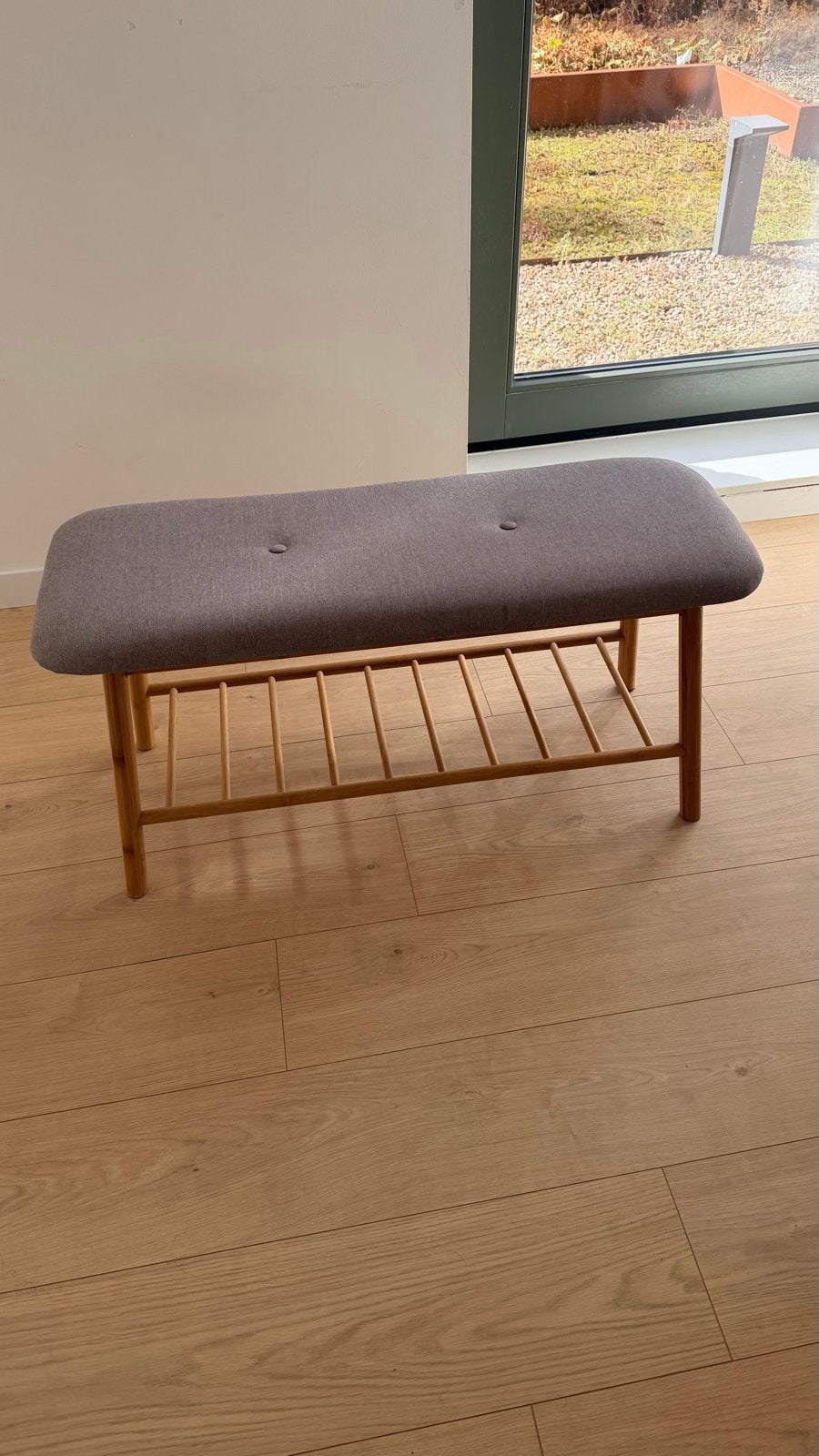 Jysk Bamboe Bankje met Grijze Stoffen Zitting, Huis en Inrichting, Stoelen, Ophalen, Zo goed als nieuw, Grijs, Hout