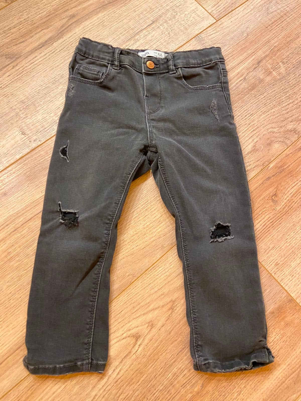Zara destroyed grijze jeans maat 98, Kinderen en Baby's, Kinderkleding | Maat 98, Verzenden, Zo goed als nieuw, Meisje, Broek