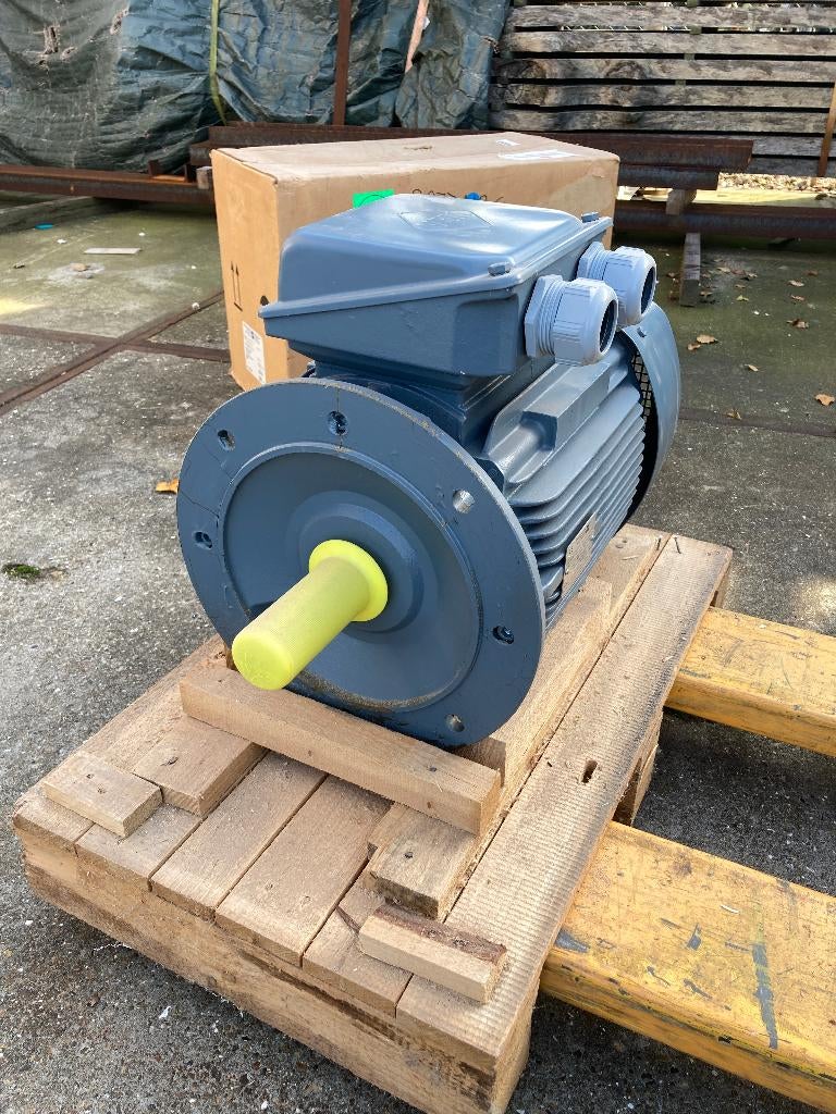 Elektromotor 15-19KW VEM K11R 180M 2-4, Doe-het-zelf en Verbouw, Motoren, Ophalen, Gebruikt, Elektromotor, 1400 tot 1800 rpm