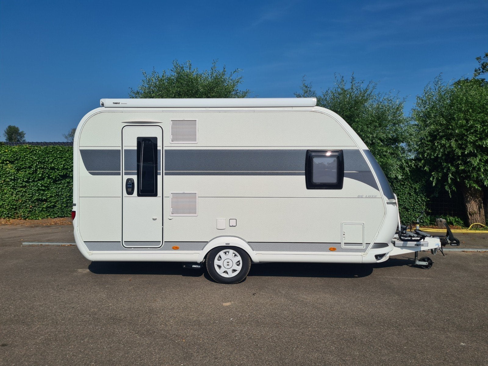 Hobby De Luxe 400 SFE ( incl. stallingsmogelijkheid ), Caravans en Kamperen, Hobby, Frans bed, Bedrijf, Treinzit