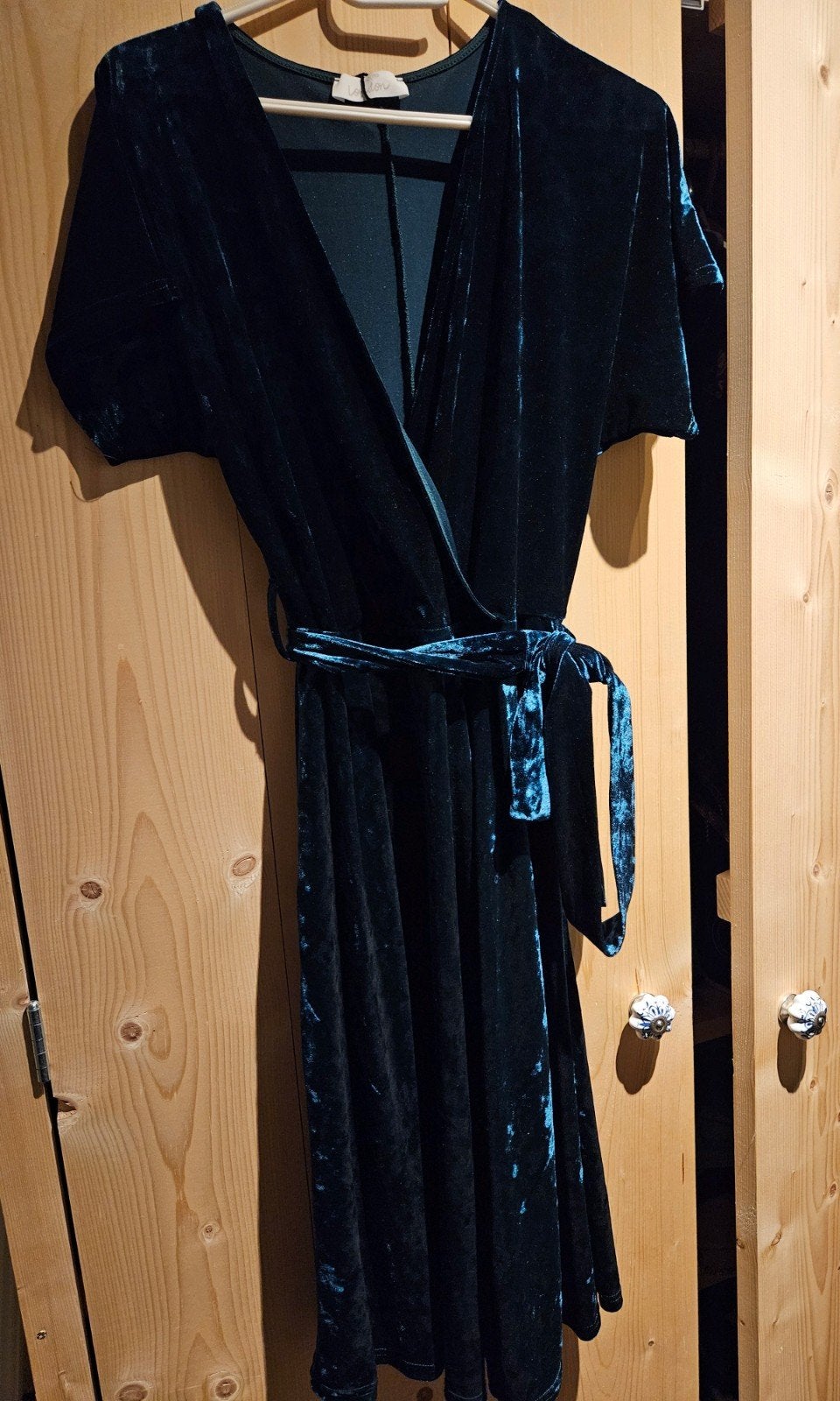 Nieuw velours groene jurk maat 42, Kleding | Dames, Verzenden, Maat 42/44 (L), Nieuw, Knielengte