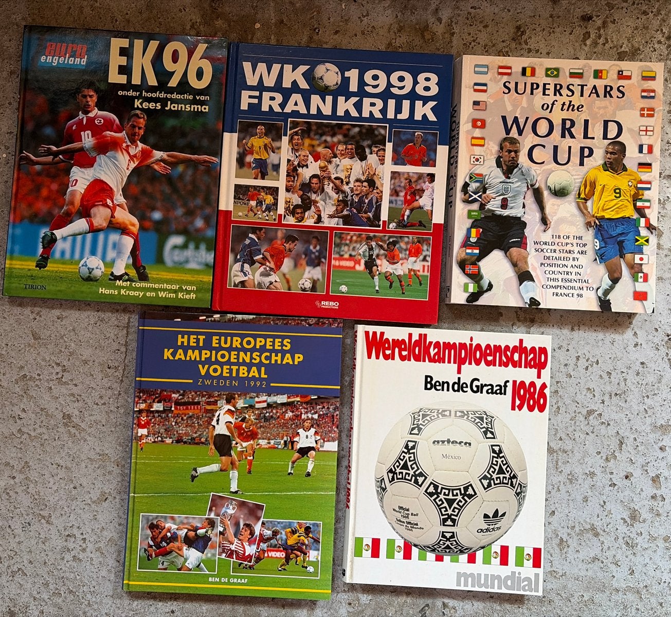 5 voetbalboeken: EK96, WK1998, Wereldkampioenschap 1986, etc, Boeken, Ophalen of Verzenden, Zo goed als nieuw, Balsport