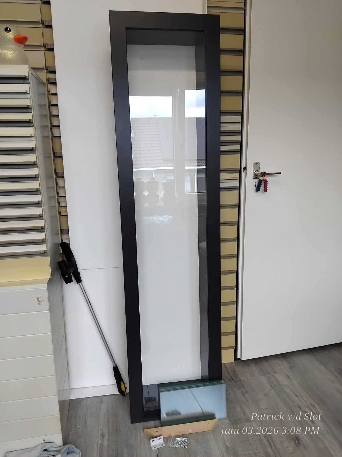 IKEA Bertby hang vitrinekast, Huis en Inrichting, Kasten | Vitrinekasten, Ophalen, Minder dan 50 cm, Met deur(en), Glas