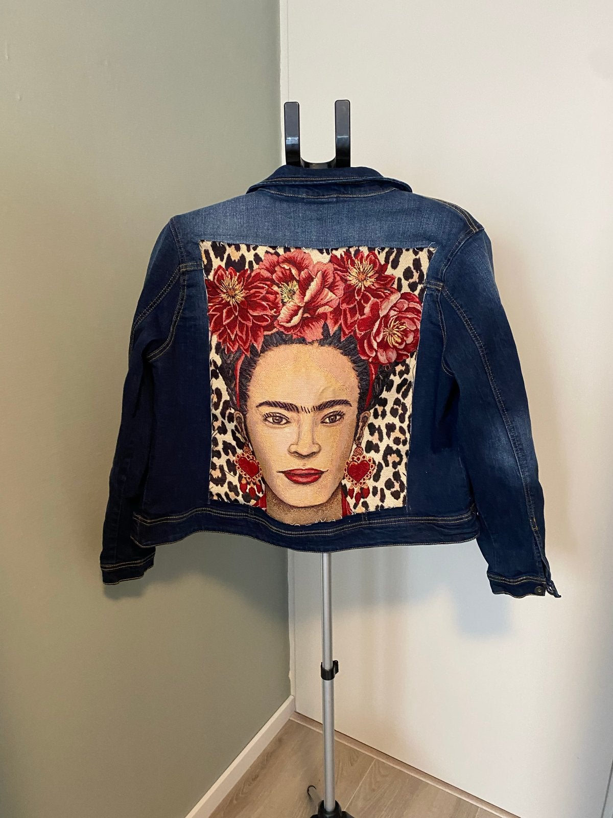 Unieke spijkerjas met Frida Kahlo print - Maat 42, Verzenden, Zo goed als nieuw, Maat 42/44 (L), Blauw