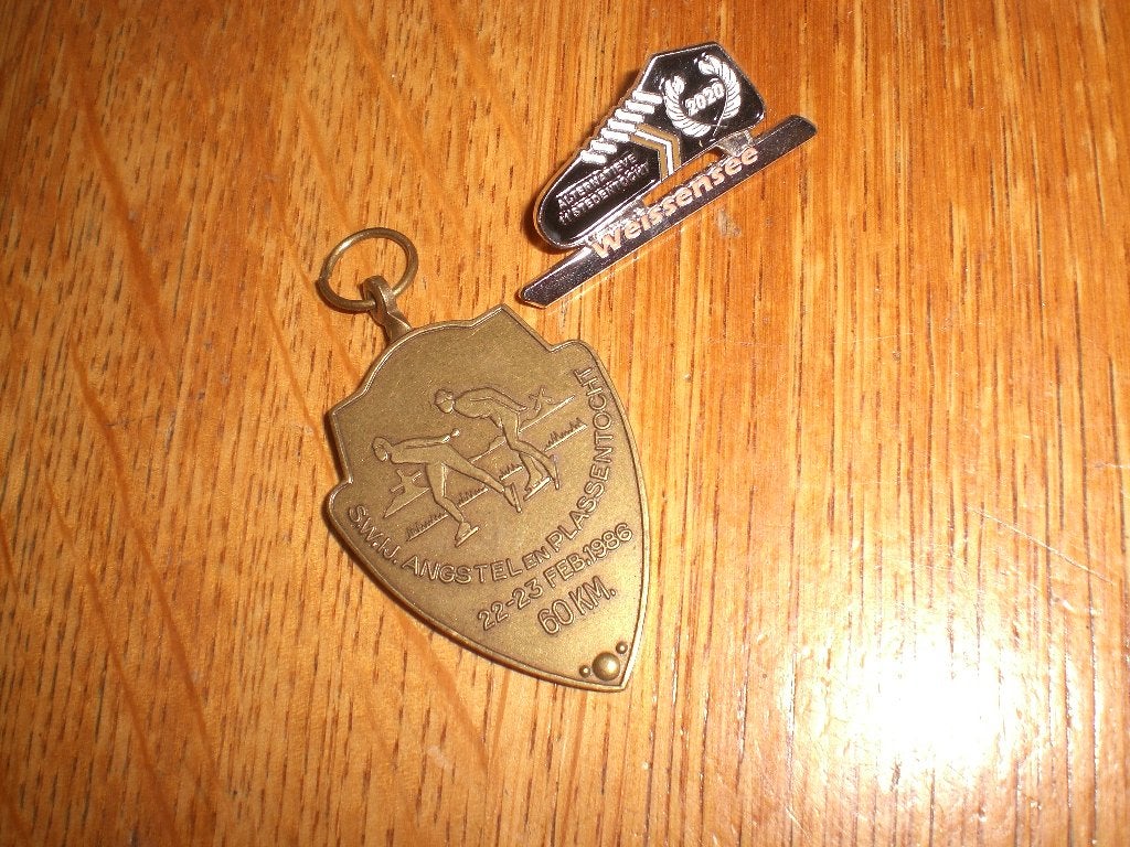 schaatsen medaille en pin weissensee alt .elfstedentocht, Ophalen of Verzenden, Zo goed als nieuw, Buitenlandse clubs, Vaantje of Sjaal