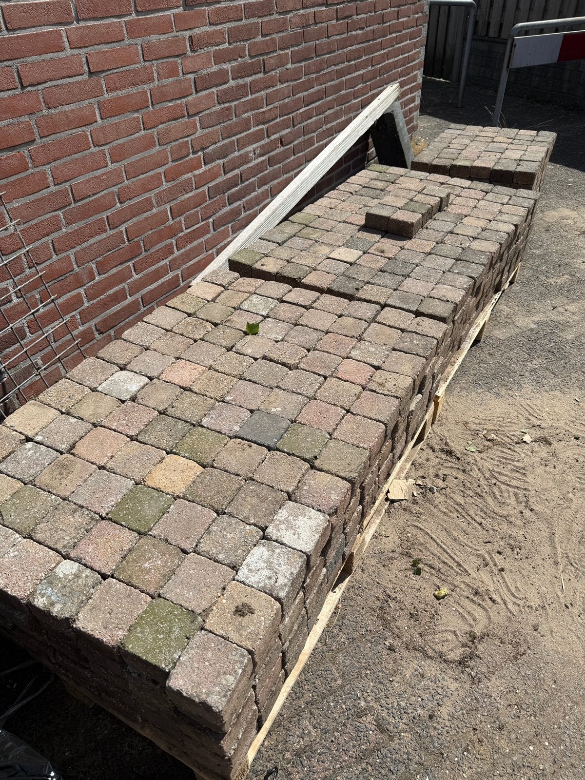 GRATIS AF TE HALEN - 40 m2 betonklinkers, Ophalen, Gebruikt, Klinkers, 10 m² of meer
