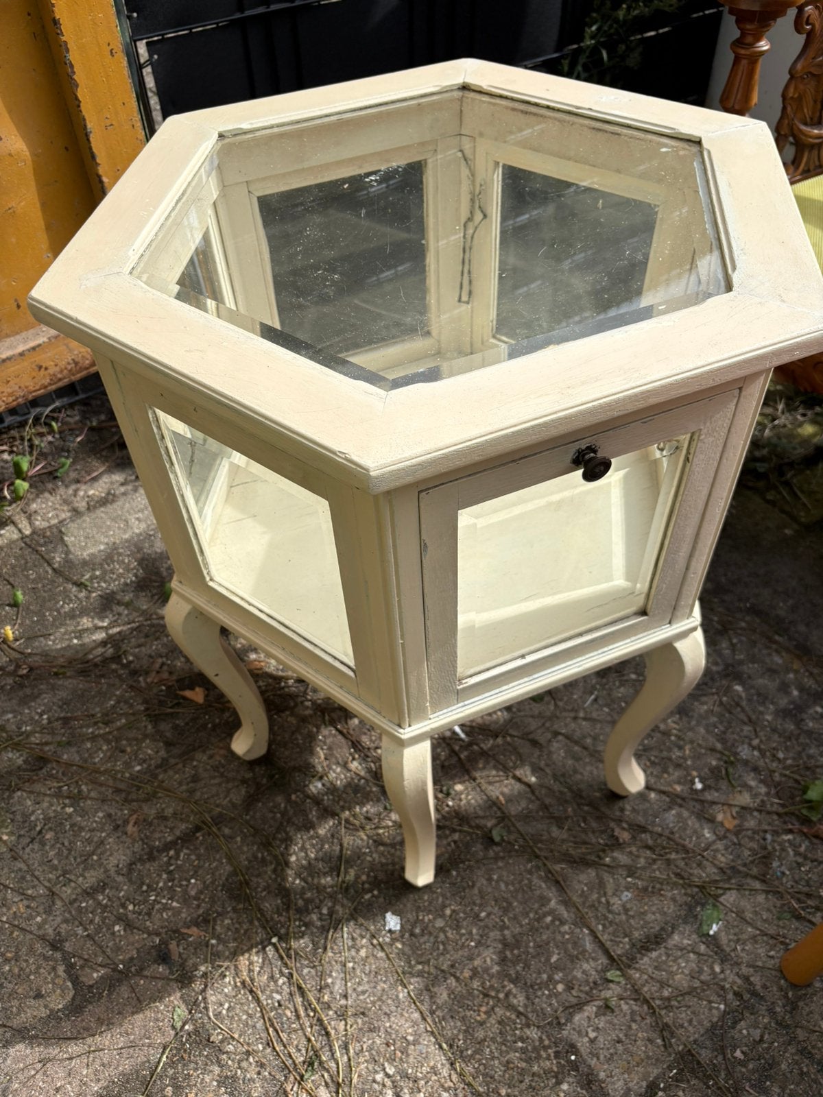 Hexagonaal vitrinetafeltje 3deurtjes geslepen glas 75cm hoog, Ophalen, Gebruikt, Queen Anne / Louis XV revival stijl, 50 tot 100 cm
