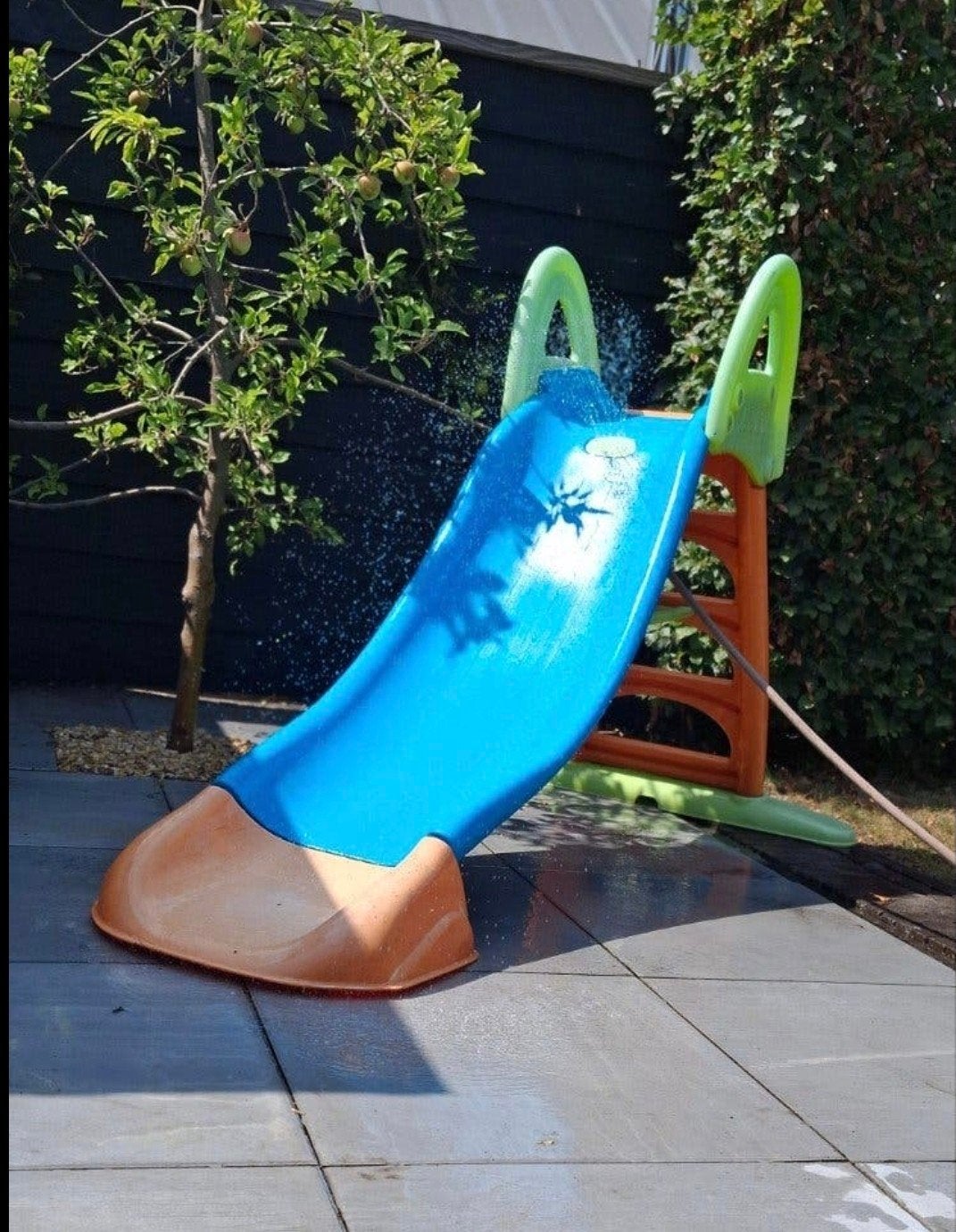 Feber glijbaan met sproeier, Kinderen en Baby's, Speelgoed | Buiten | Speeltoestellen, Ophalen, Gebruikt, Glijbaan
