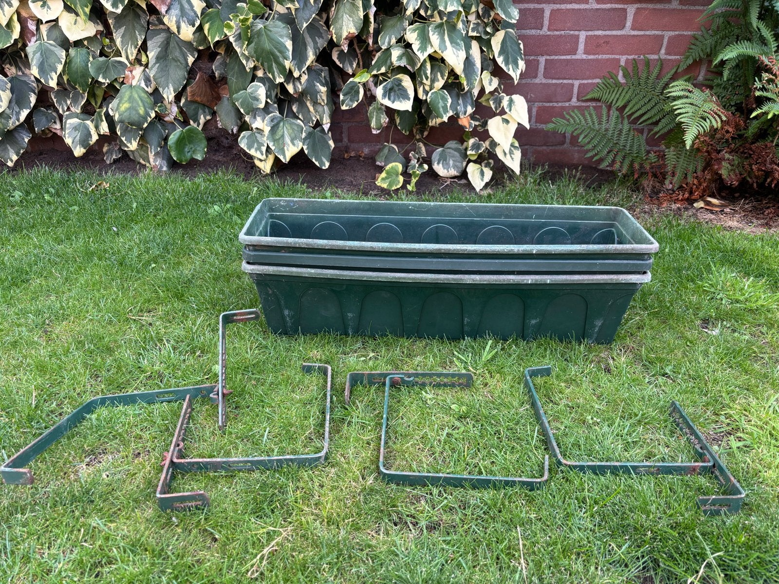Gratis af te halen: 3 plantenbakken met 2 ophangsystemen, Tuin en Terras, Bloembakken en Plantenbakken, Ophalen, Kunststof, Gebruikt