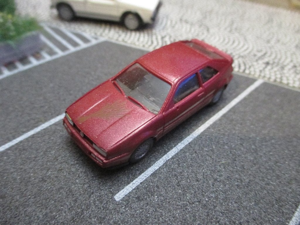 Volkswagen Corrado Herpa metallic-rood met motorkap-opdruk, Hobby en Vrije tijd, Ophalen of Verzenden, Gebruikt, Auto, Herpa
