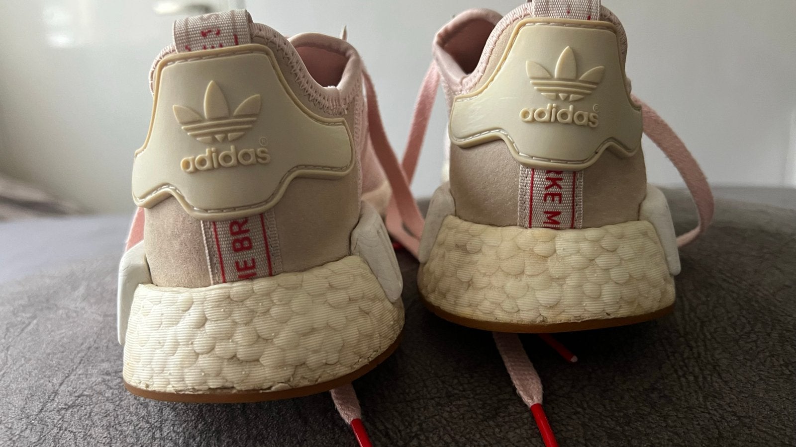 Adidas NMD_R1 Roze Sneakers - Maat 38, Ophalen of Verzenden, Gedragen, Roze, Sneakers of Gympen