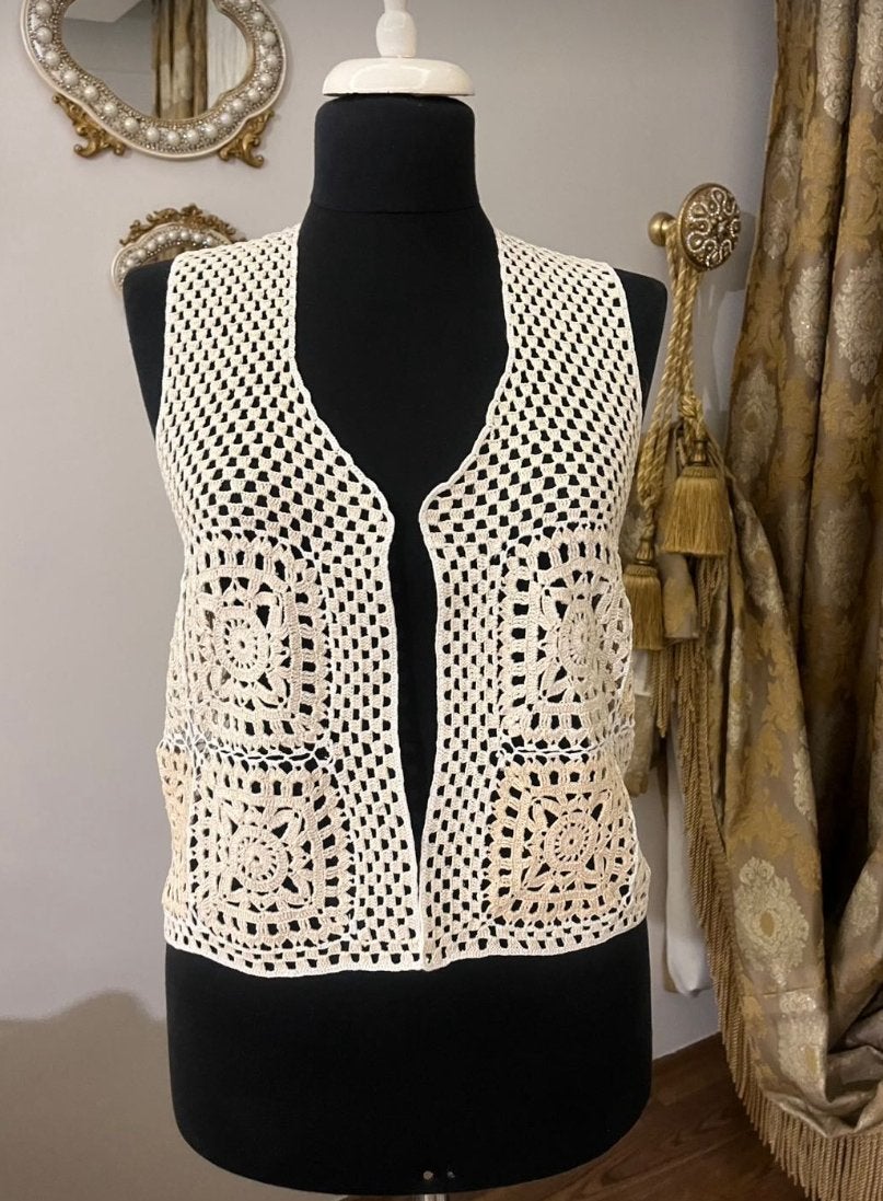 Nieuw handgebreid vest - Uniek en stijlvol, Kleding | Dames, Truien en Vesten, Ophalen of Verzenden, Nieuw, Maat 38/40 (M), Beige