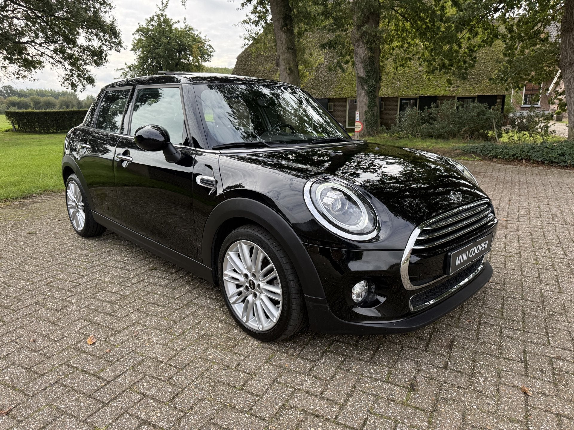 MINI 5-deurs 1.5 Cooper Chili. Panorama,Led,Navi,Half leer,, Voorwielaandrijving, 136 pk, Gebruikt, Zwart