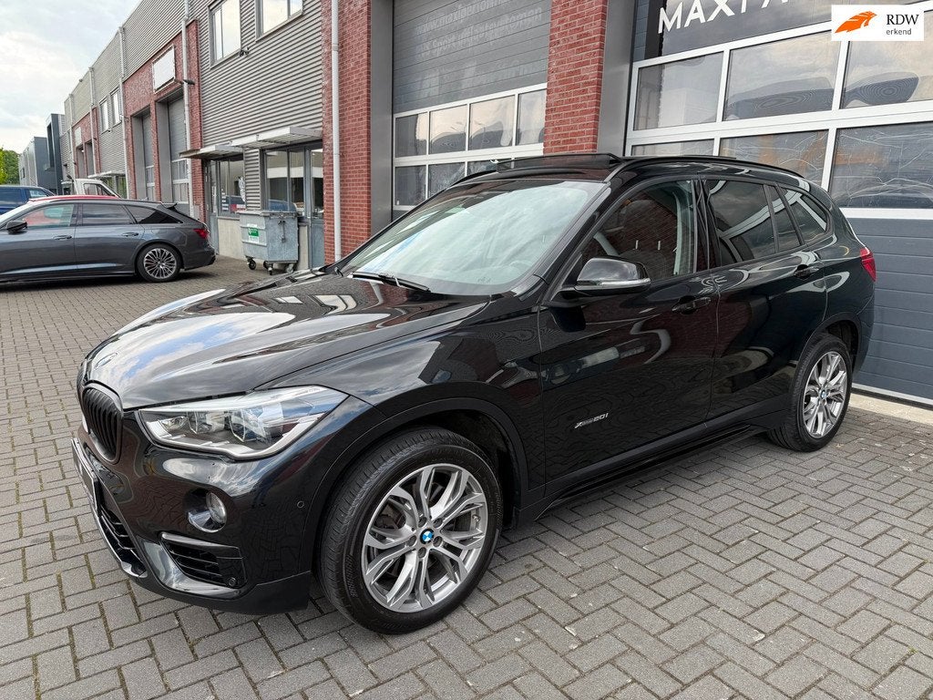 BMW X1 xDrive20i LED Pano Navi Trekhaak Stoelvw PDC Keyless, 1998 cc, Gebruikt, 2000 kg, Zwart