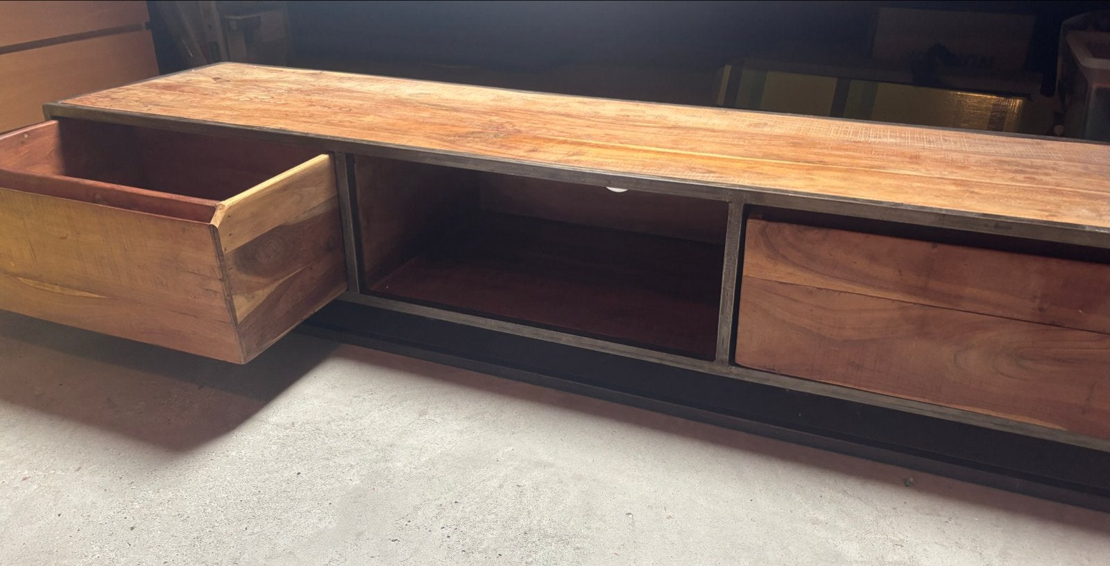 TV-meubel van mangohout en staal - 180x45x35,5 cm, Ophalen, Gebruikt, 150 tot 200 cm, Minder dan 100 cm
