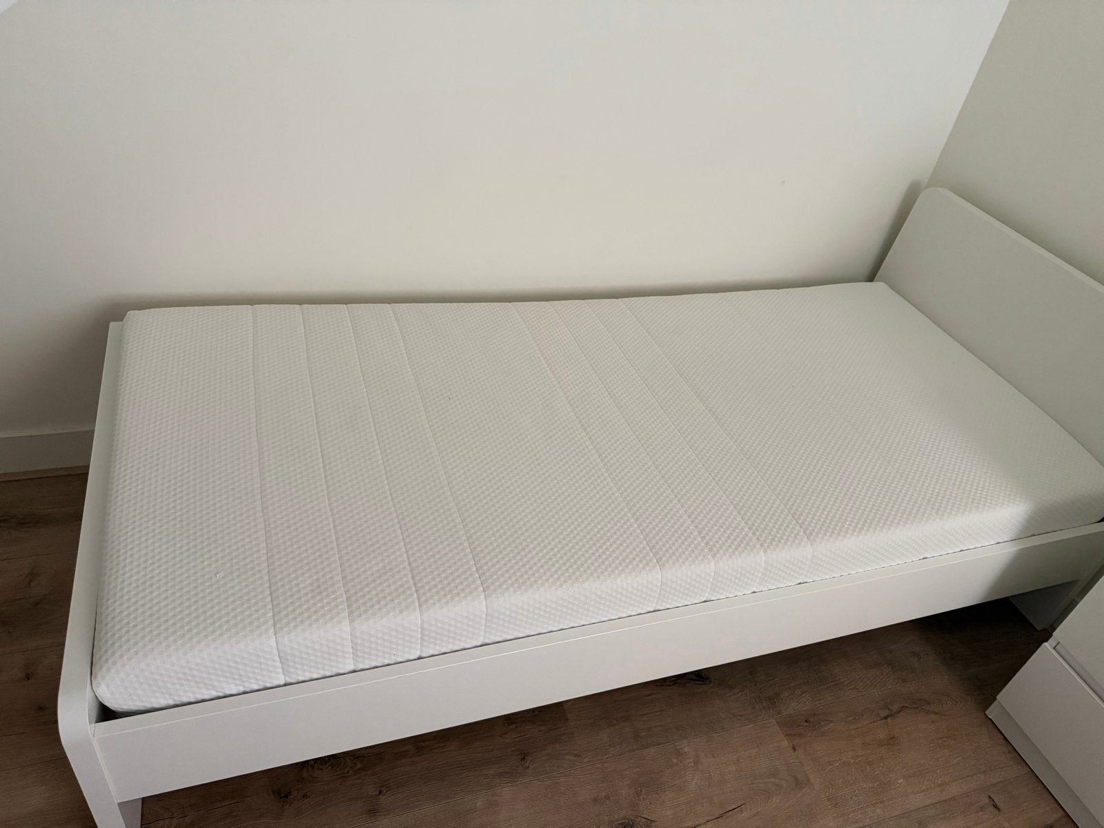Ikea Eenpersoonsbed: Askvoll, Luröy, Akrehamn (90x200), Ophalen, 90 cm, Eenpersoons, Wit
