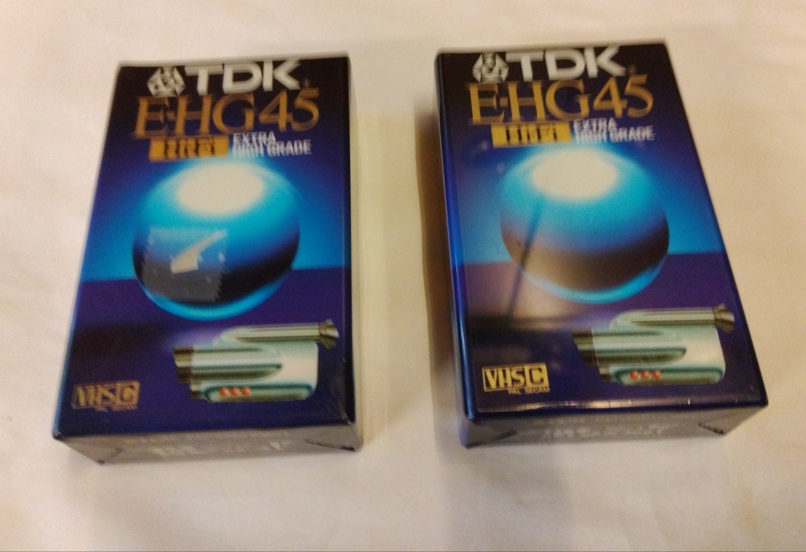 Te koop twee VHS-C E-HG 45 Extra High Grade cassettes, Alle leeftijden, Overige genres, Ophalen of Verzenden, Zo goed als nieuw