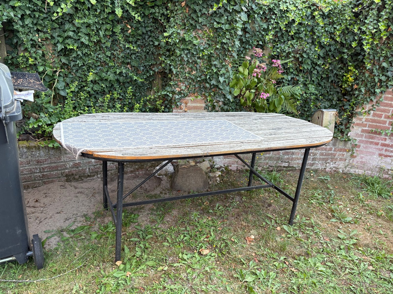 Robuuste tuintafel met metalen onderstel, Ophalen, Gebruikt, Rechthoekig, Hout
