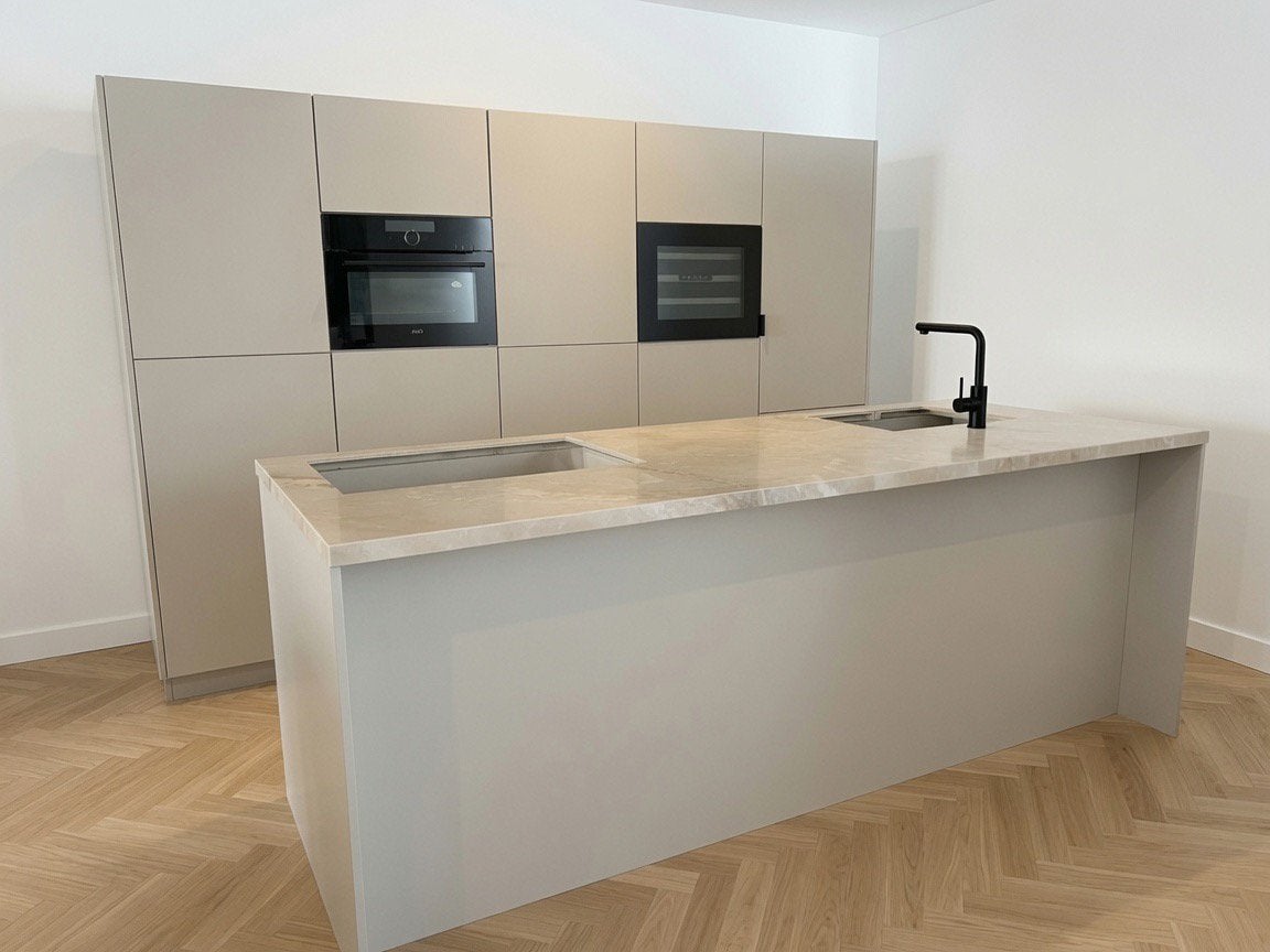Prachtige nieuwe greeploze showroom keuken met kookeiland, Huis en Inrichting, Keuken | Complete keukens, Zwart, Overige typen