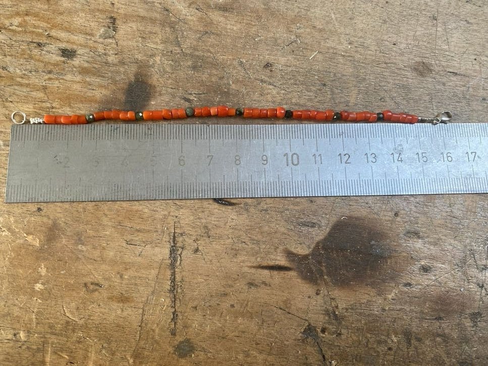 Bloedkoraal armbandje en groene Toermalijn, zilveren slotje, Nieuw, Ophalen of Verzenden, Met bedels of kralen, Rood