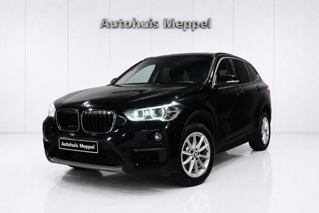 BMW X1 sDrive20i Advantage*Sportstoelen*PDC*LED+*Naviegatie, Gebruikt, Zwart, Zwart, Origineel Nederlands
