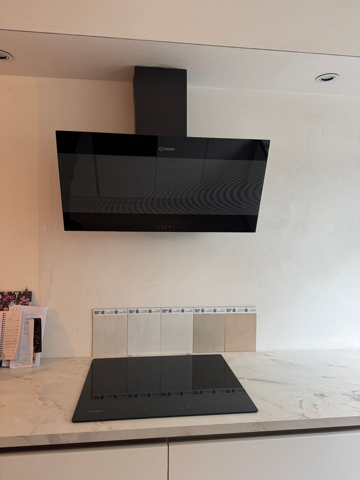 Demo Indesit 83cm schuine afzuigkap, Witgoed en Apparatuur, Afzuigkappen, Ophalen, 200 tot 400 m³ per uur, Wandschouwkap