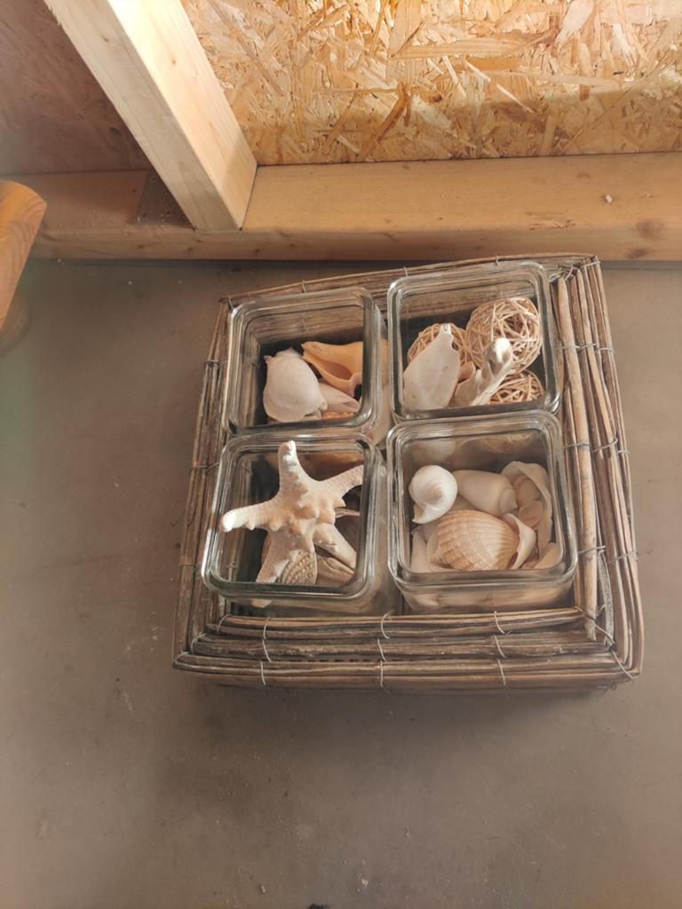 Tafeldecoratie met schelpen en zeester in rieten mand, Huis en Inrichting, Beige, Mediterraans, Ophalen of Verzenden, Zo goed als nieuw