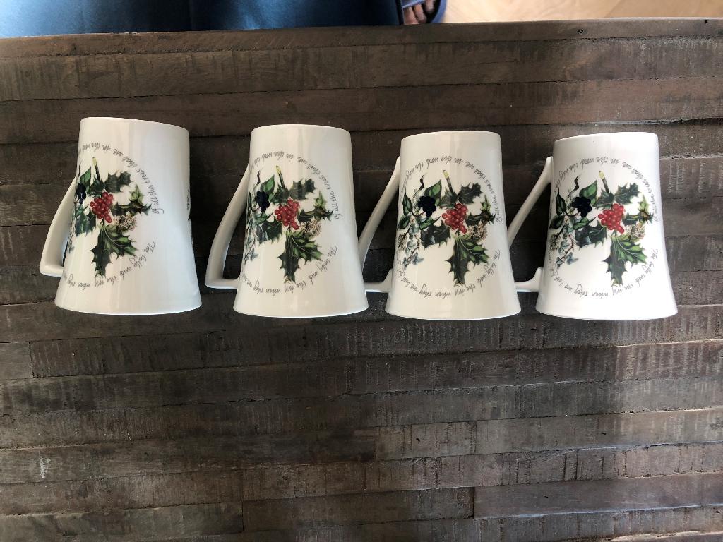 Portemeirion mokken The Holly & the Ivy, Huis en Inrichting, Keuken | Servies, Ophalen, Zo goed als nieuw, Overige stijlen, Kop(pen) en/of Schotel(s)