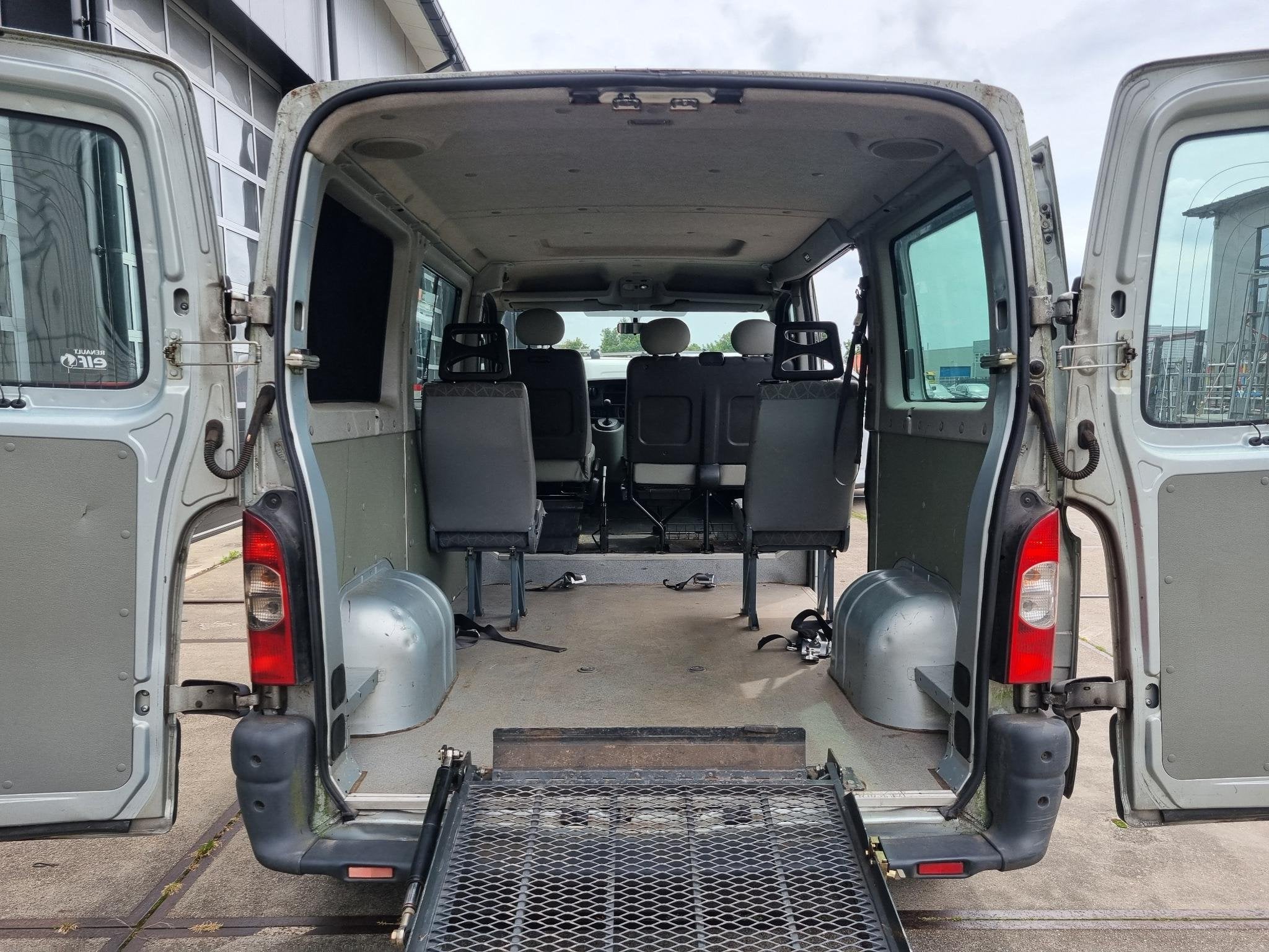 Renault Master T28 2.5 dCi Automaat ROLSTOELBUS / NIEUWE A.P, Voorwielaandrijving, Gebruikt, 4 cilinders, 2000 kg