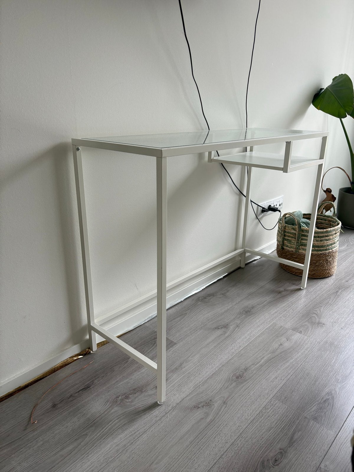 IKEA Vittsjö laptoptafel / bureau - wit/glas, Gebruikt, Ophalen of Verzenden, Overige merken, Computerbureau