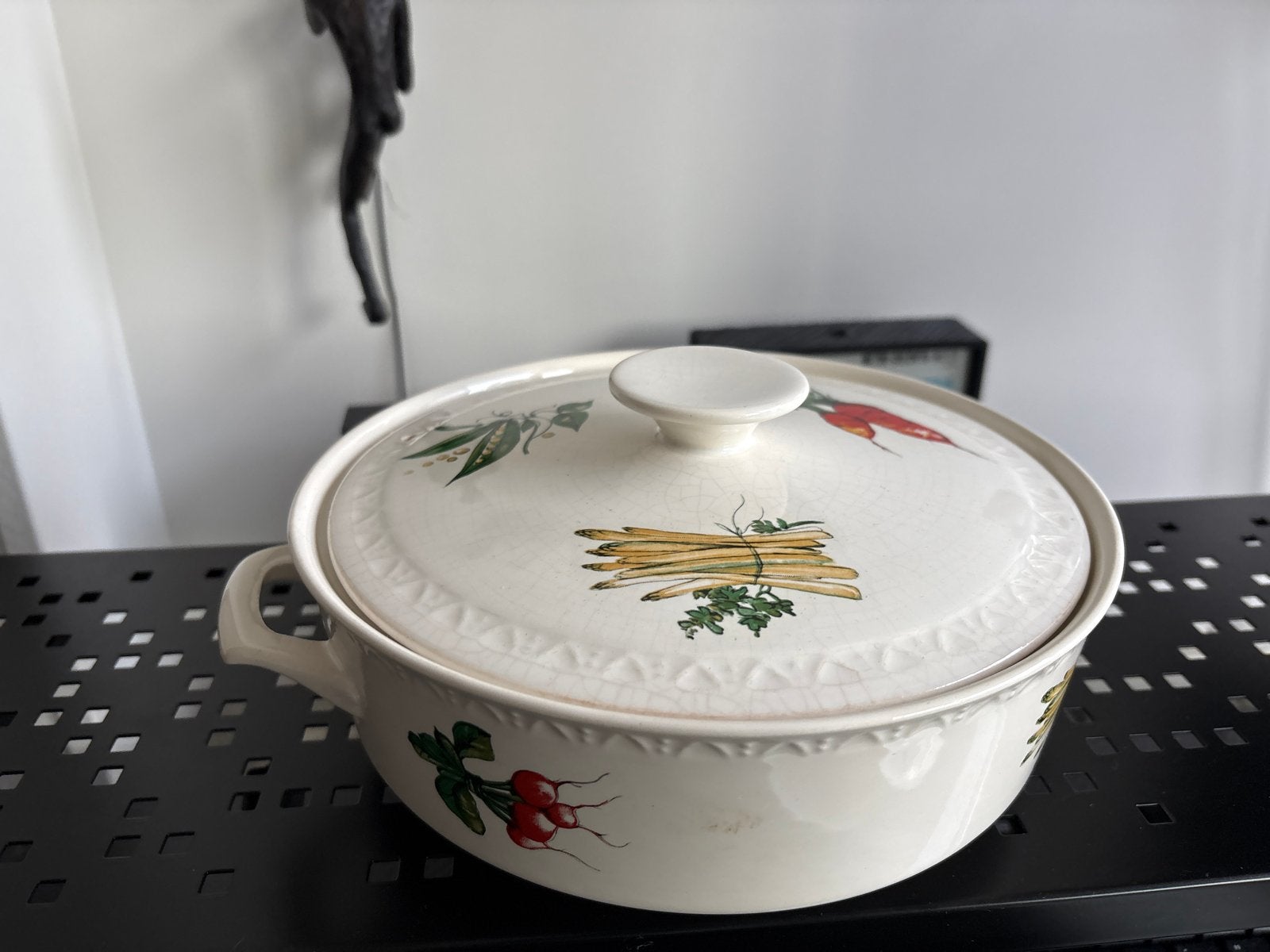 Mooie onbeschadigde dekschaal met groentemotief, Huis en Inrichting, Keuken | Servies, Ophalen of Verzenden, Zo goed als nieuw