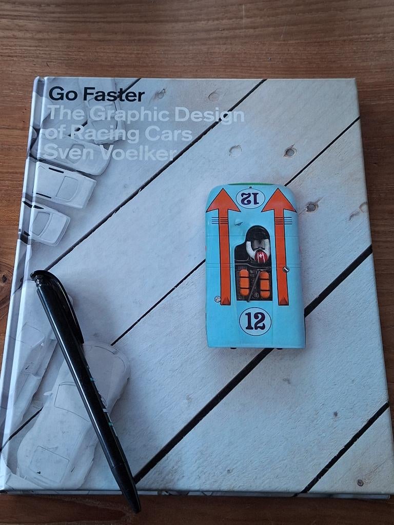 Go faster the graphic design of racing cars, Boeken, Ophalen of Verzenden, Zo goed als nieuw, Algemeen