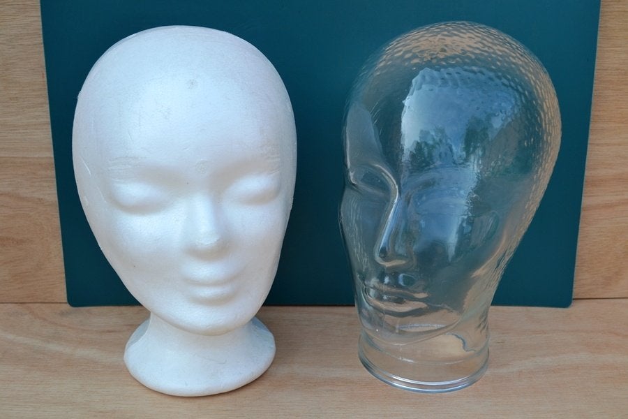 2 Mannequin hoofden. 1 glas, 1 Templex. 26cm. Nr.8832, Ophalen of Verzenden