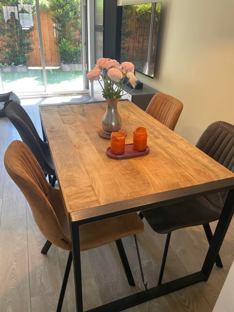 Robuuste mangohout eettafel met metalen onderstel, Huis en Inrichting, Tafels | Eettafels, Ophalen, 50 tot 100 cm, Zo goed als nieuw