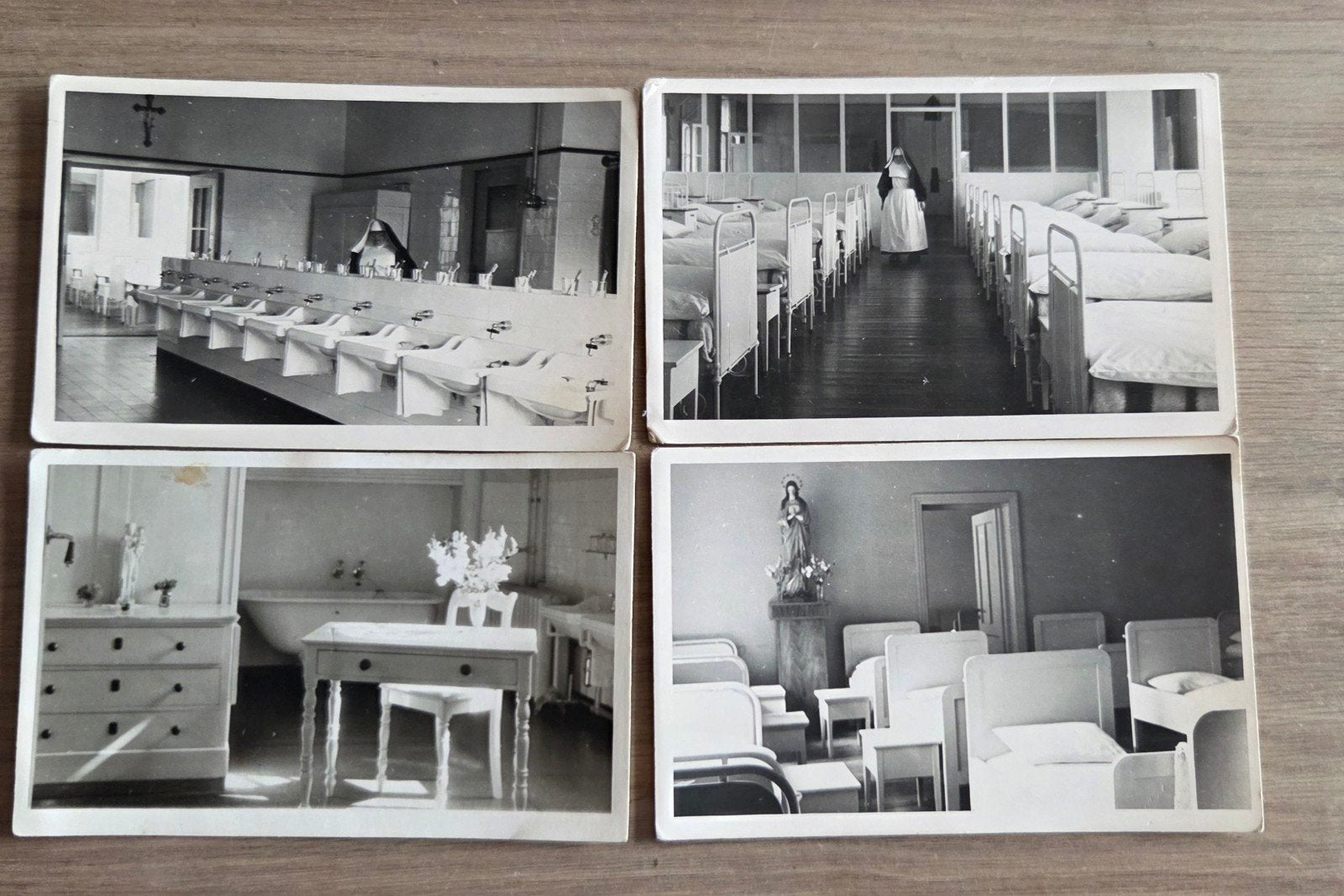 4 oude foto's van een klooster of ziekenhuis, Gebruikt, Foto, Ophalen of Verzenden, Gebouw