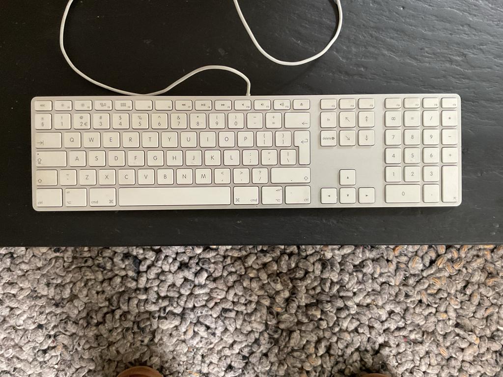 Apple Magic Keyboard met numeriek toetsenblok, Ophalen of Verzenden, Qwerty, Zo goed als nieuw, Bedraad