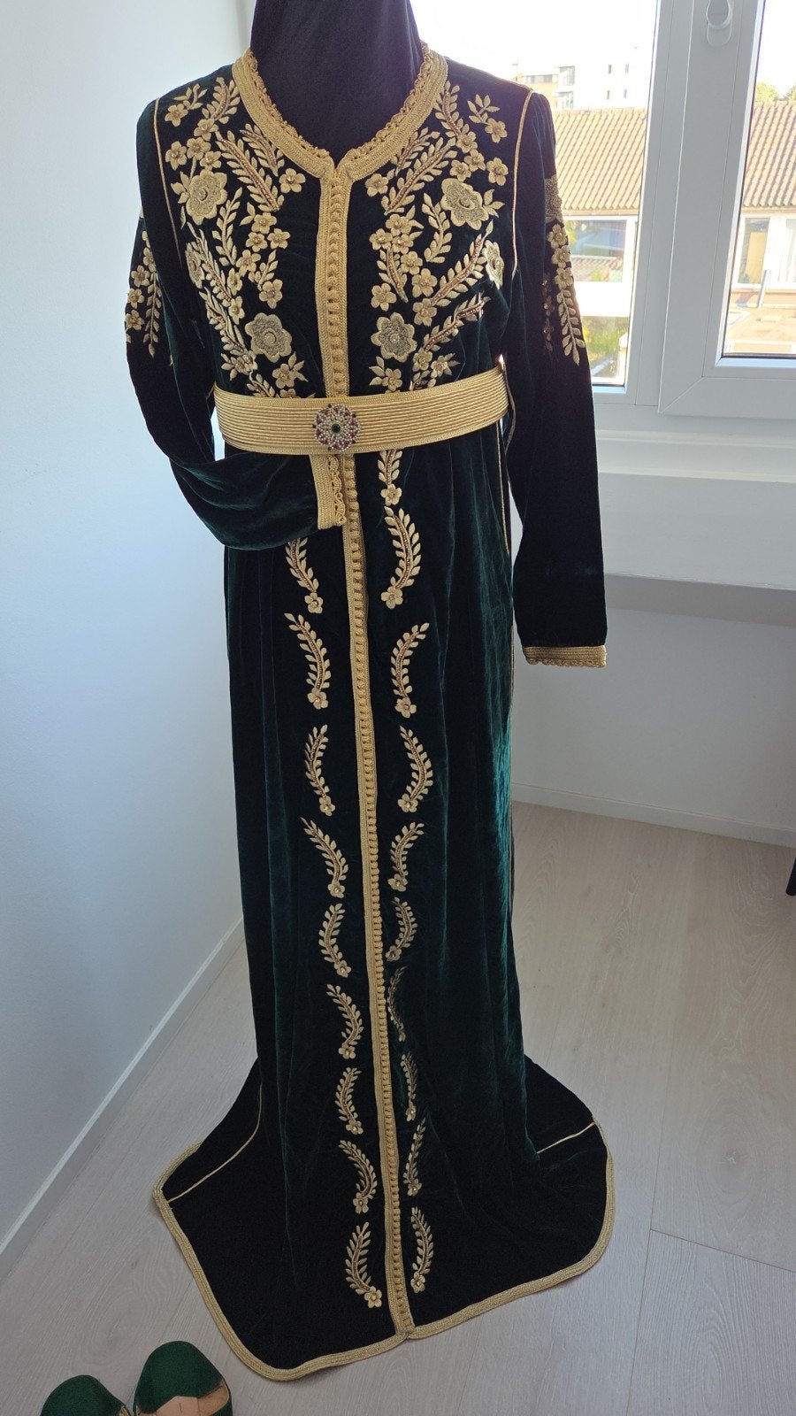 Nieuwe Marokkaans Jurk: Kaftan Mobra Groen + belra en riem, Maat 38/40 (M), Ophalen of Verzenden, Zo goed als nieuw, Onder de knie