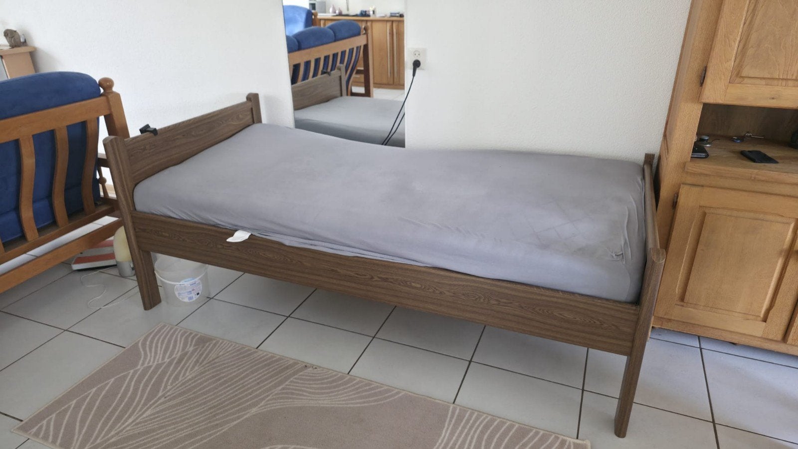 Eenpersoons verstelbaar bed met lattenbodem, Huis en Inrichting, Slaapkamer | Bedden, Ophalen, 90 cm, Eenpersoons, Bruin